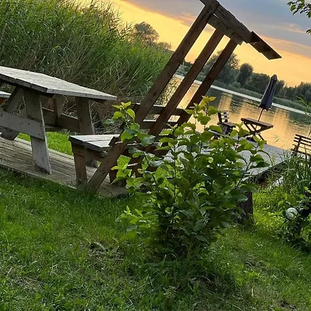 Nad Jeziorem Nyaraló *